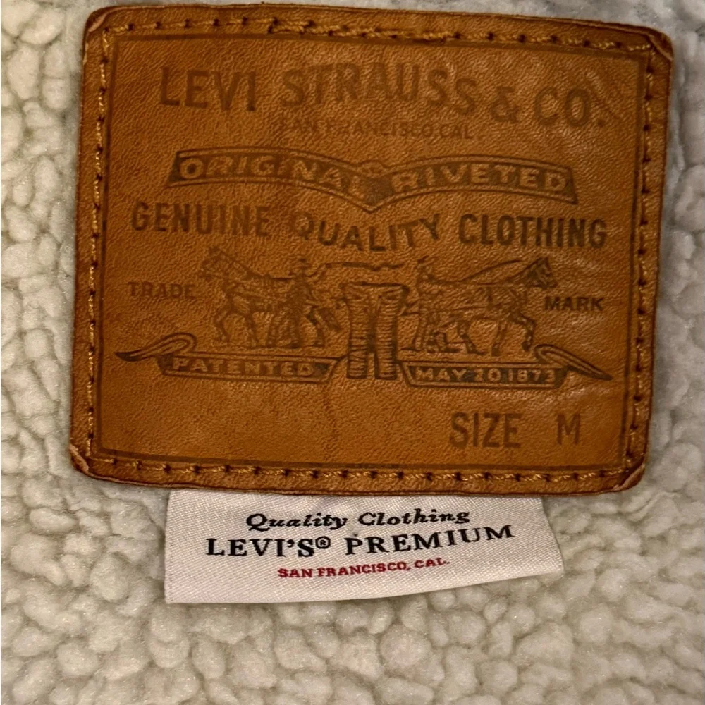 Levi’s Sherpa Lined Denim Trucker Jacket Size M Blue Button Front Classic - Picture 5 of 5